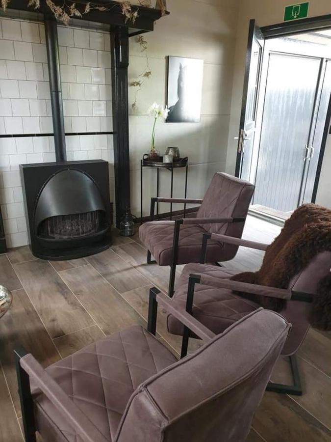 Luxe Gastenkamer Met Living En Keuken Bij Friezen Paarden Stal Pellendijk Westendorp Esterno foto