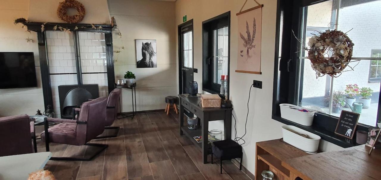 Luxe Gastenkamer Met Living En Keuken Bij Friezen Paarden Stal Pellendijk Westendorp Esterno foto