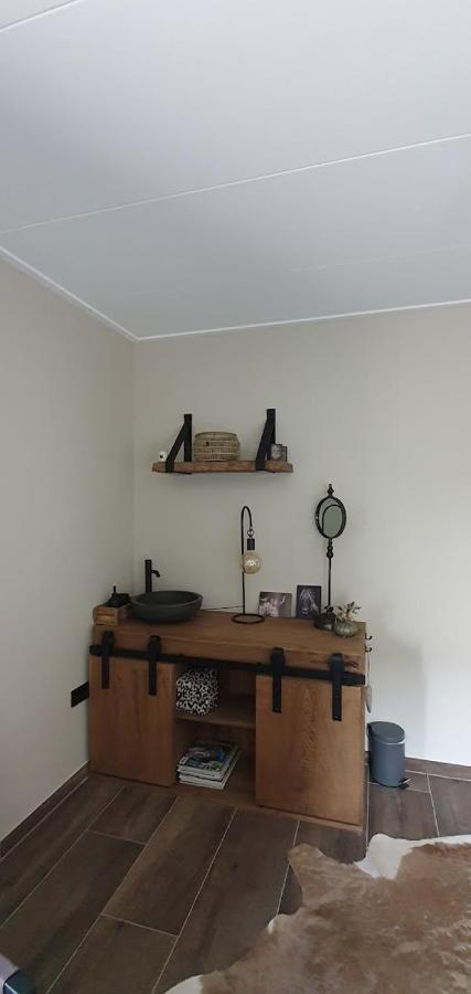 Luxe Gastenkamer Met Living En Keuken Bij Friezen Paarden Stal Pellendijk Westendorp Esterno foto